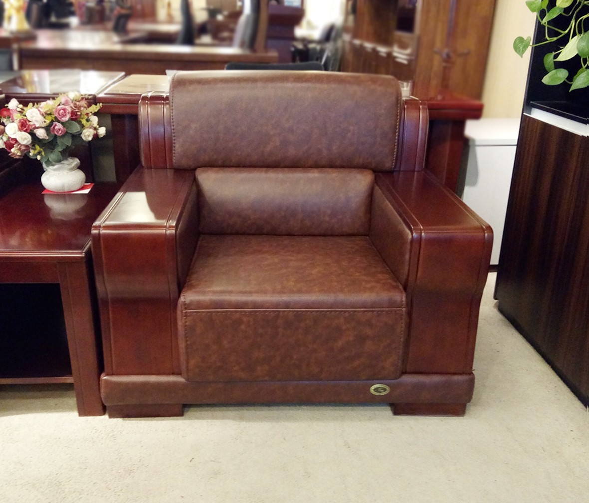 金海办公家具JH-9996型号胡桃木贴面仿皮单人沙发商品实拍