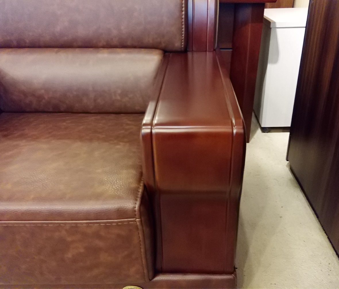 金海办公家具JH-9996型号胡桃木贴面仿皮单人沙发商品细节