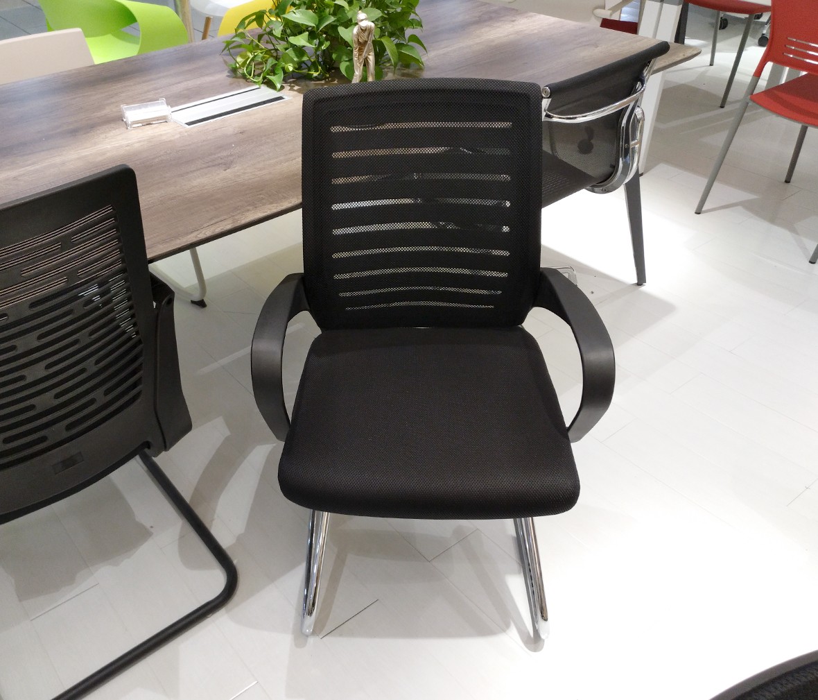 华澳 HAYZ-11型号办公椅 电镀工艺现代简约布艺椅子 情景细节实拍