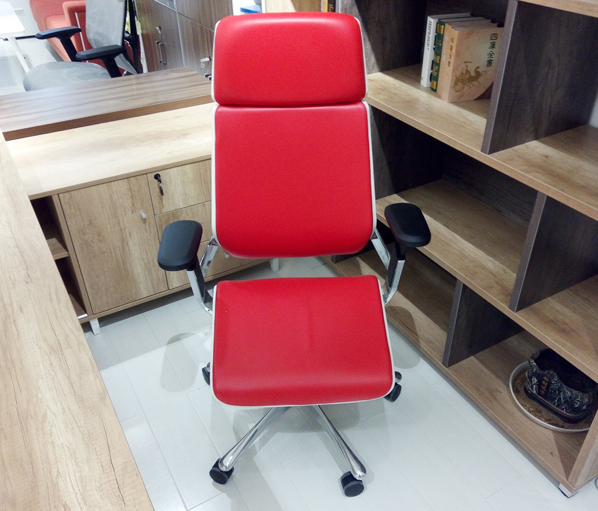 华澳 HAYZ-16型号办公椅 现代简约铝合金框架仿皮椅子 情景细节