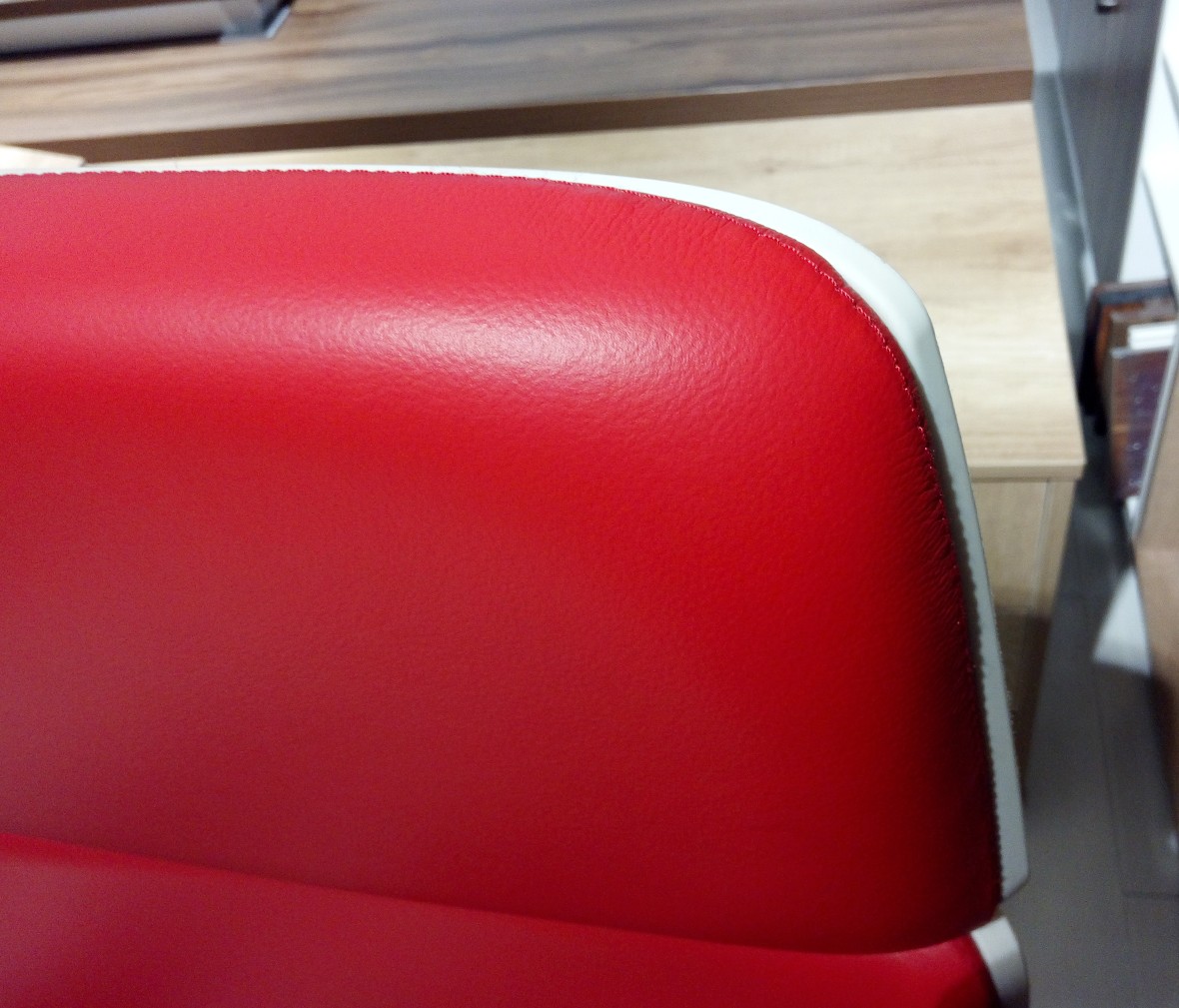 华澳 HAYZ-16型号办公椅 现代简约铝合金框架仿皮椅子 情景细节