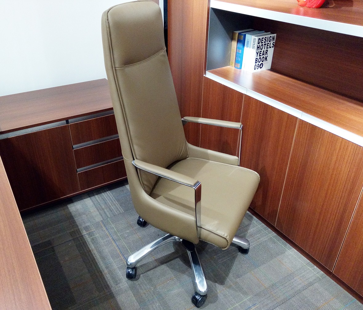华澳 HAYZ-21型号班椅 现代简约牛皮铝合金办公椅商品侧面
