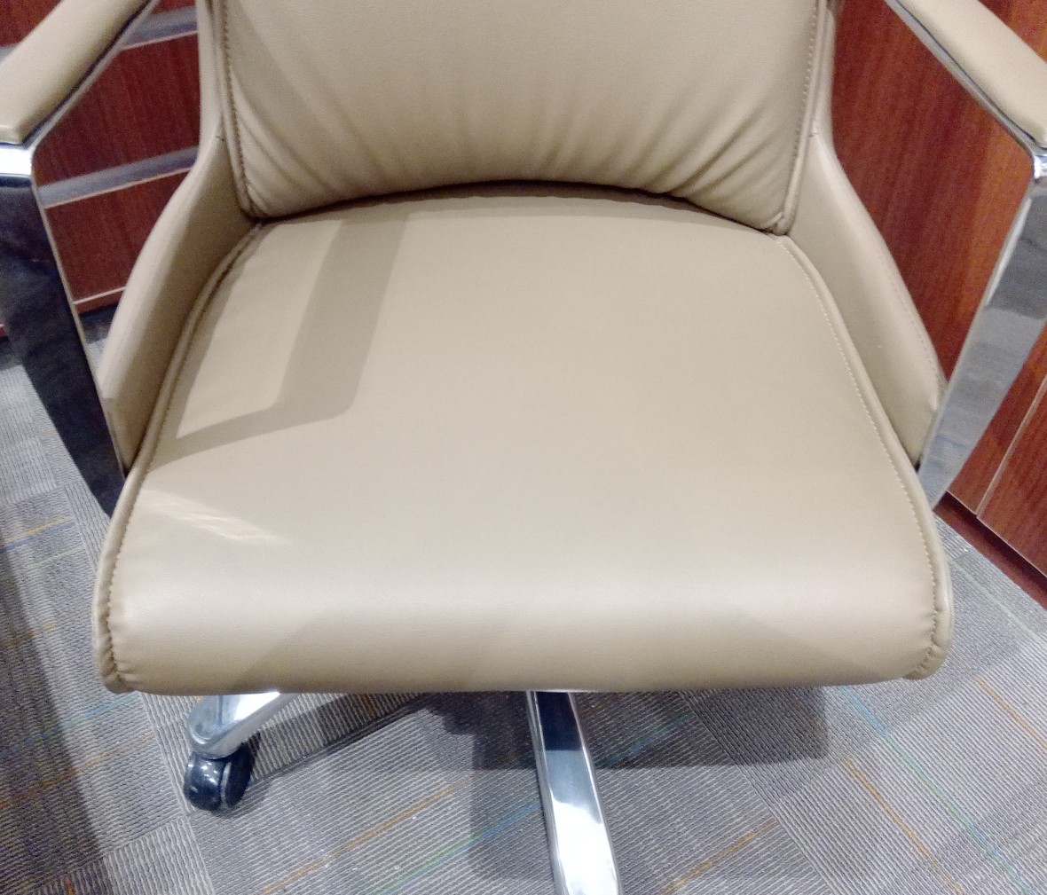 华澳 HAYZ-21型号班椅 现代简约牛皮铝合金办公椅商品细节
