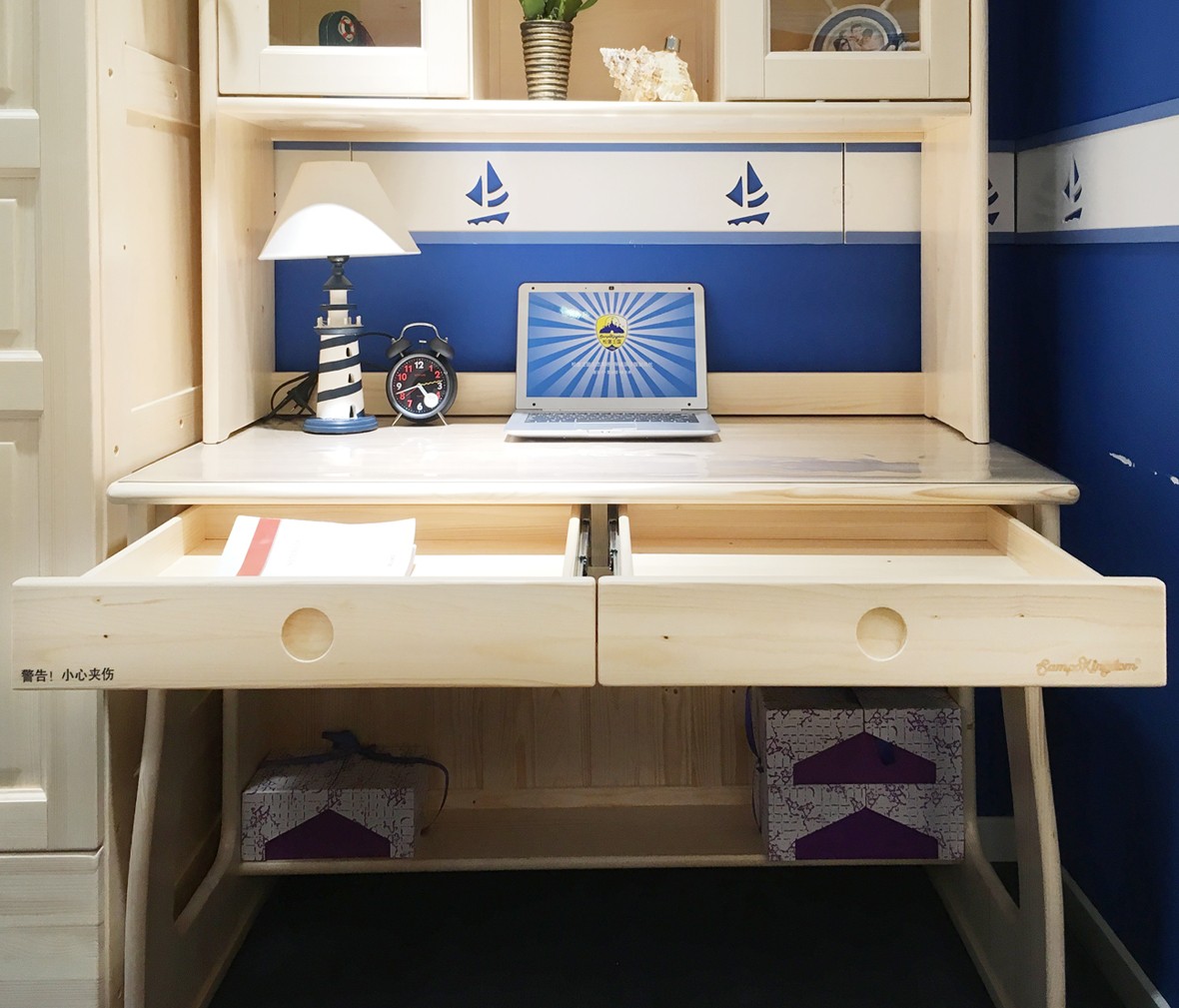 松堡王国 SP-A-T009M型号实木书桌 芬兰松木材质儿童家具