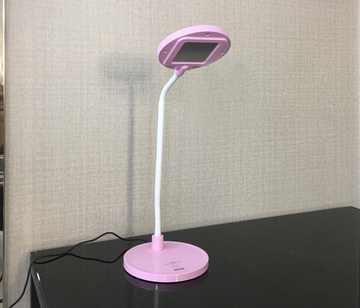 阿尼玛 LED021型号粉色小台灯 三档调节 现代时尚 单品展示
