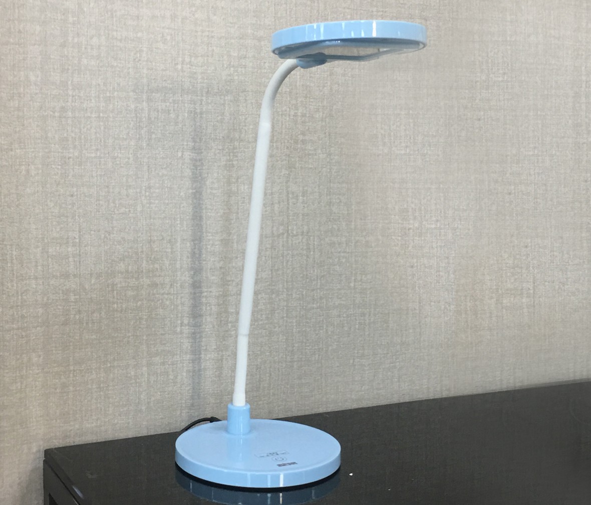 阿尼玛 LED021型号蓝色小台灯 三档调节 现代时尚 单品展示