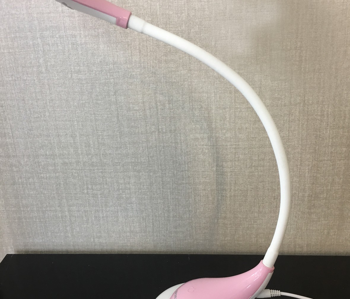 阿尼玛 LED089型号粉色小台灯 三档调节 现代时尚 细节展示