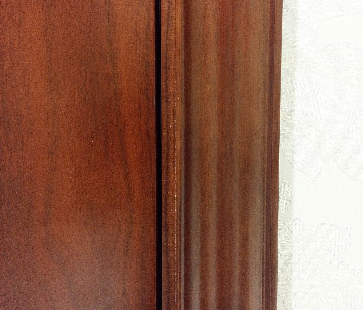 TATA木门 JO013型号胡桃实木复合门 俄罗斯进口松木室内门 细节展示