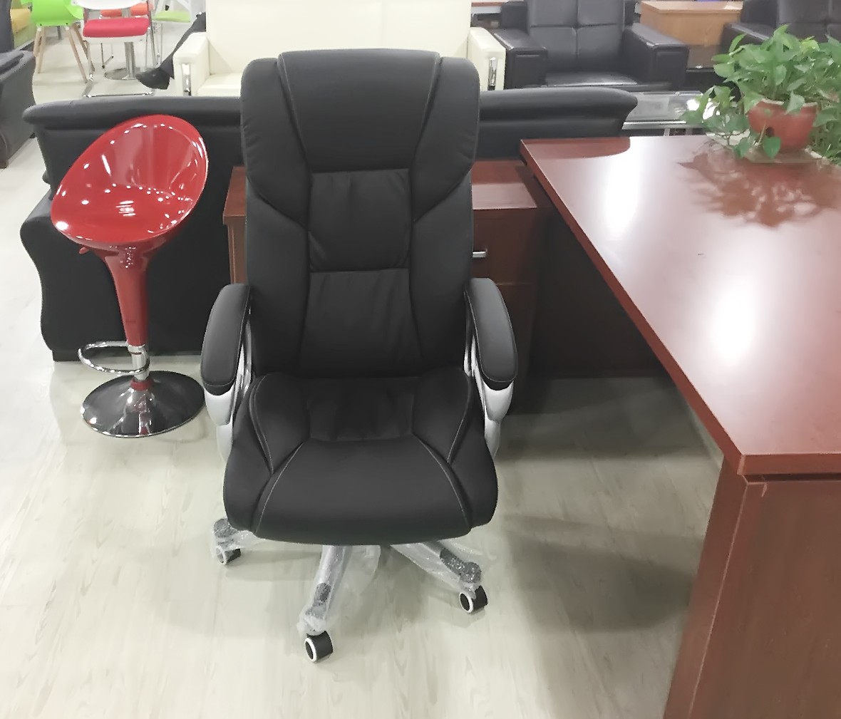 豪鹰办公家具 905型号办公椅 现代简约风格环保皮 电镀架办公椅